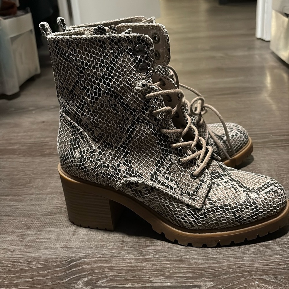 Never worn Sonoma boots